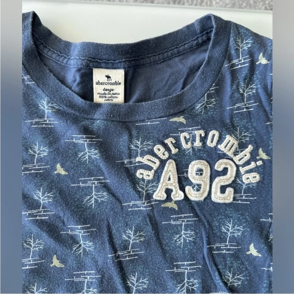 2 T-shirt’s Abercrombie & Fitch Kids Navy and Mustard Tees